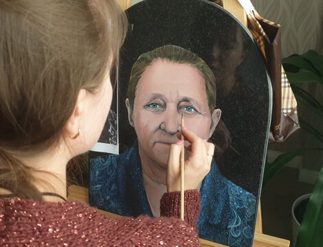 Цветной портрет на гранитной плите